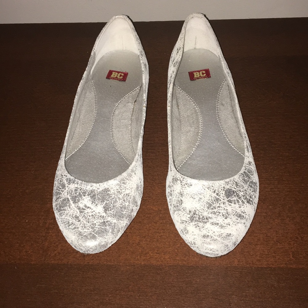 💥SALE $10💥 NWT BC silver leather flats 8.5